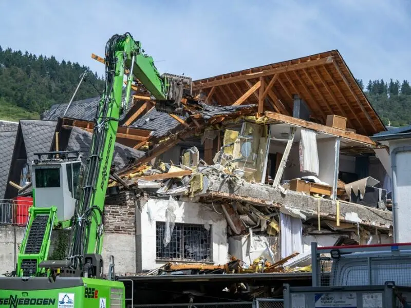 Nach Hoteleinsturz in Kröv - Abrissarbeiten