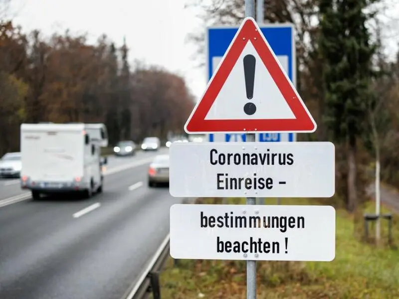 Schild zu Corona-Einreisebestimmungen