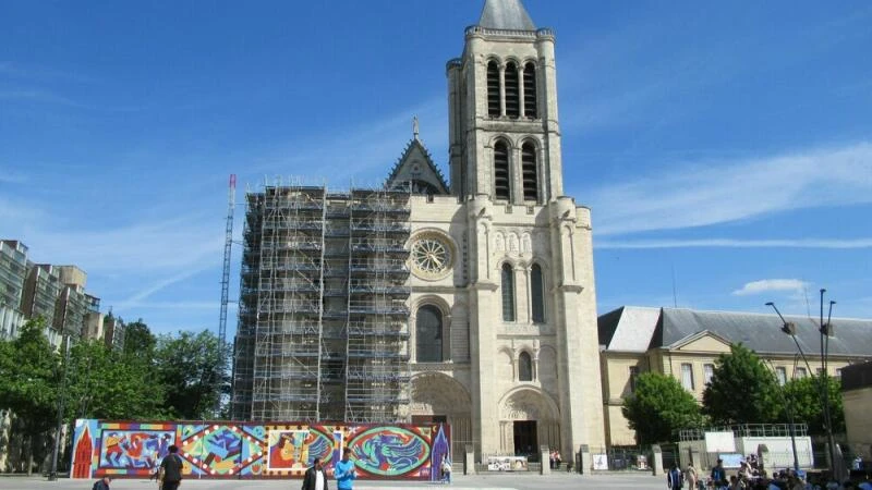 Blick auf die Basilika Saint-Denis