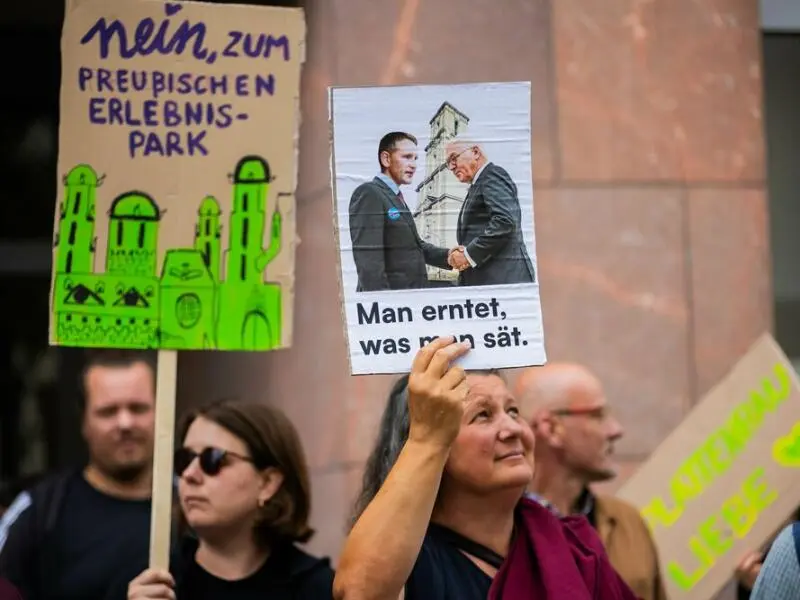 Eröffnung Turm der Garnisonkirche Potsdam - Protest