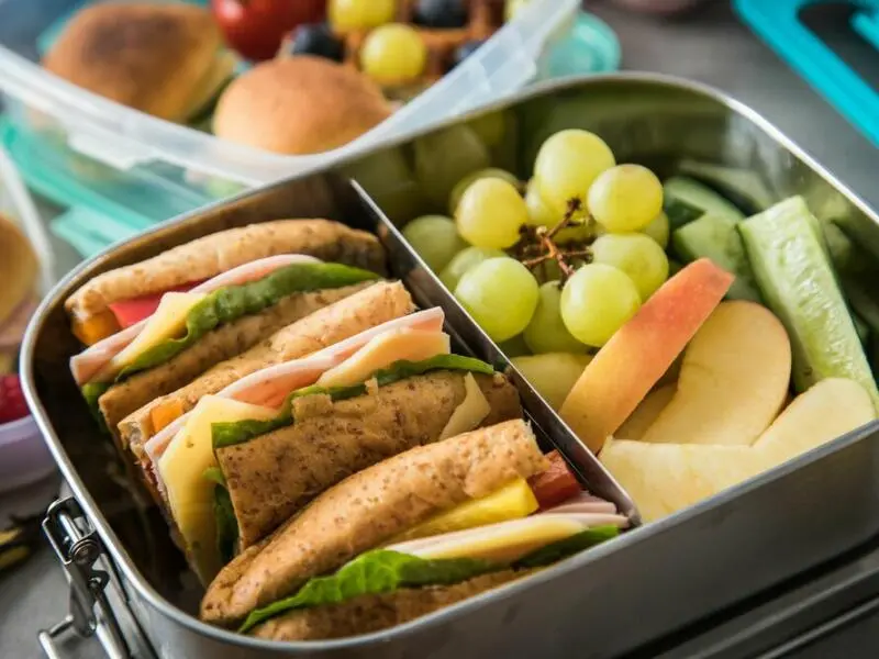 Vollkornbaguette mit Obst in der Lunchbox