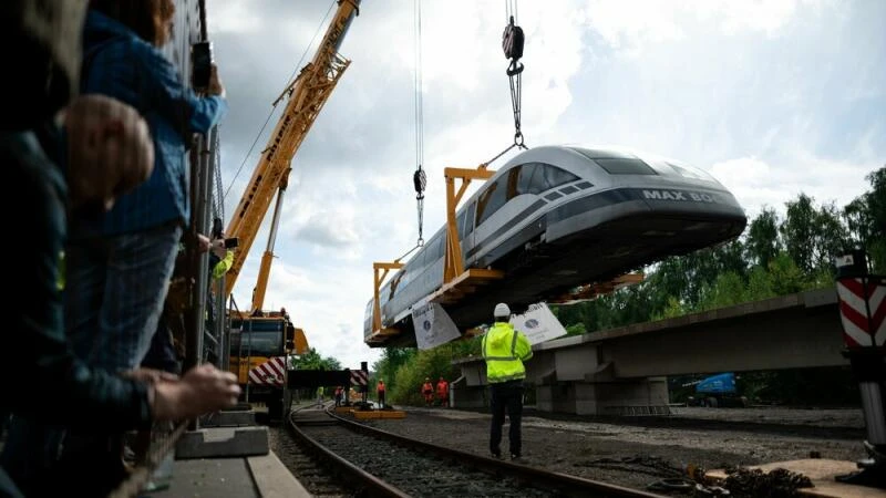 Der Transrapid wird hochgehoben