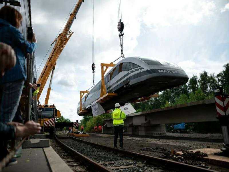 Der Transrapid wird hochgehoben