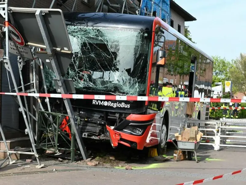 Verletzte nach Busunfall bei Eisdiele im Münsterland