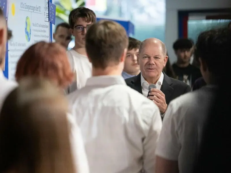 Bundeskanzler Scholz besucht Schule