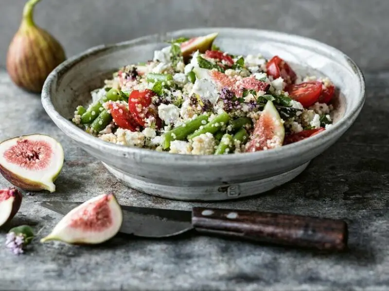 Quinoa-Salat mit Feigen, Feta und grünen Bohnen