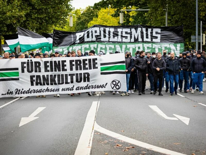 Demonstrationen vor Niedersachsen-Derby