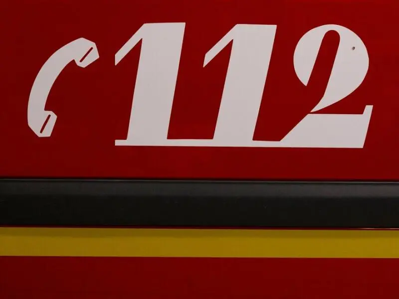 Die Notrufnummer 112 steht auf einem Feuerwehrfahrzeug