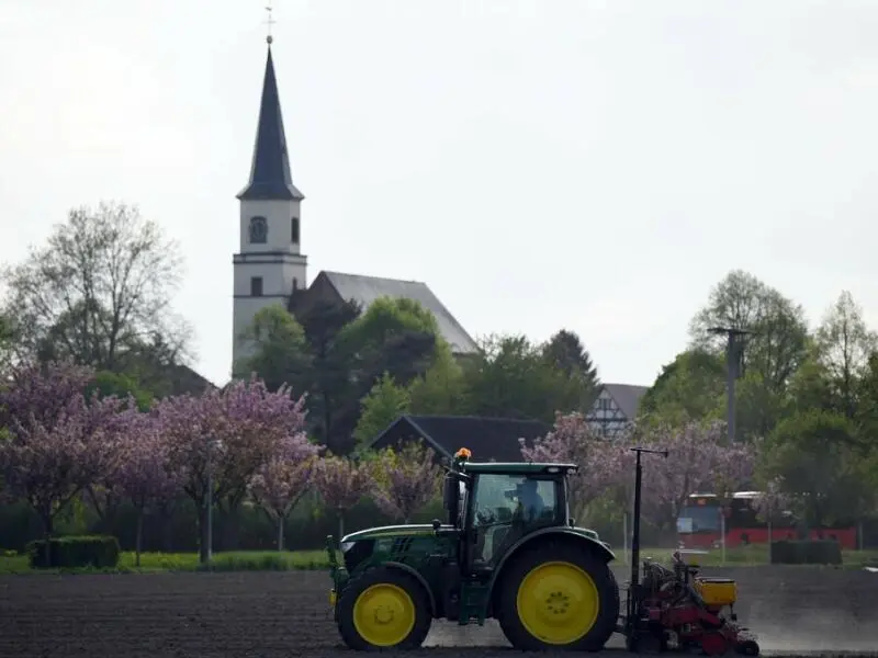 Traktor vor Kirche