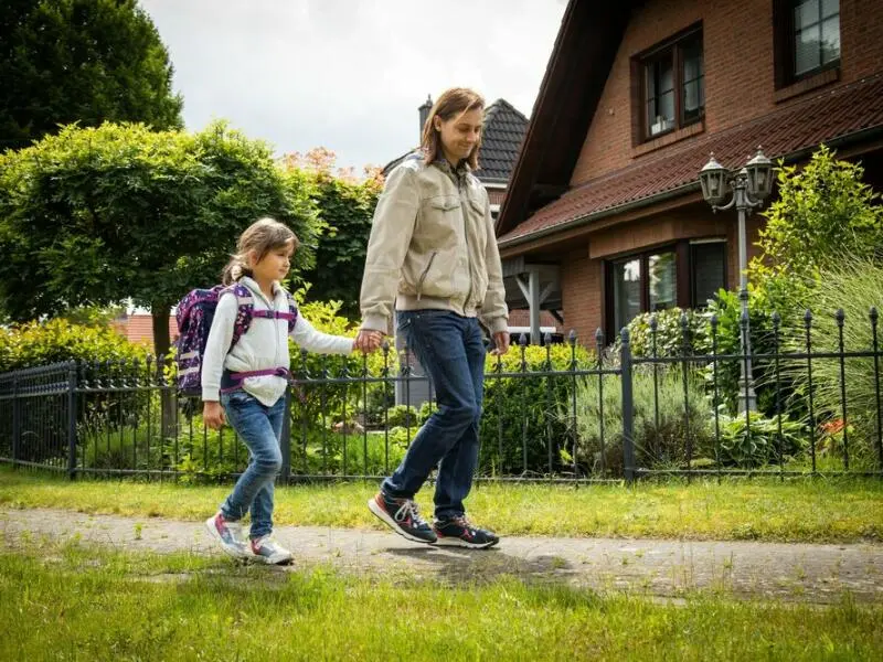 Vater und Tochter üben den Schulweg