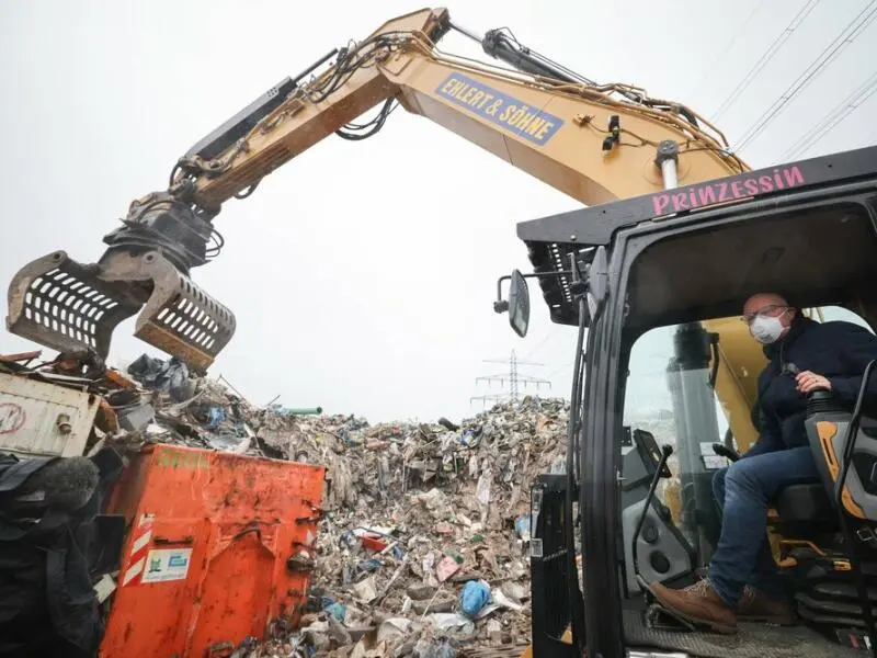 Räumung einer illegalen Müllkippe