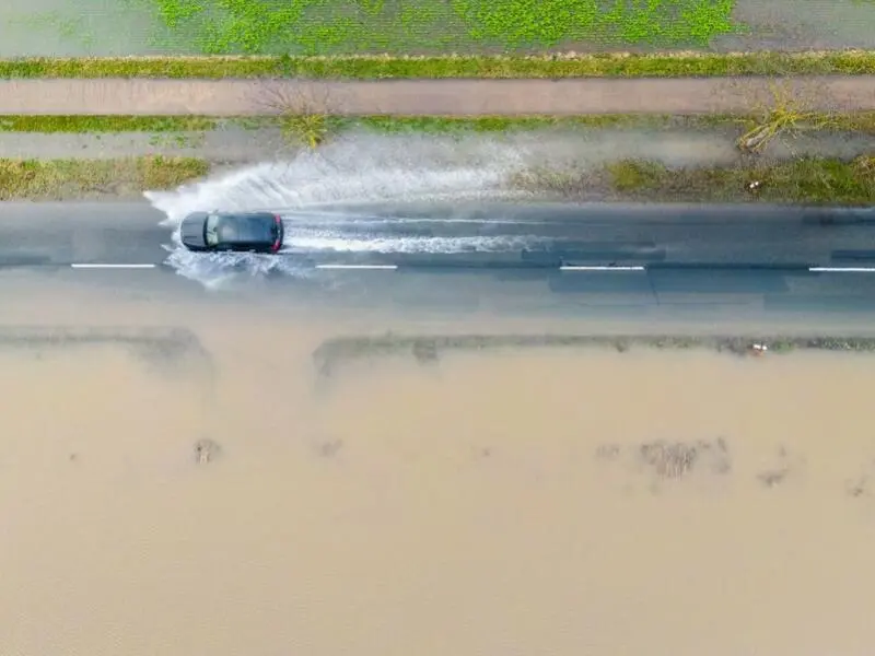 Blick von oben auf eine überschwemmte Straße