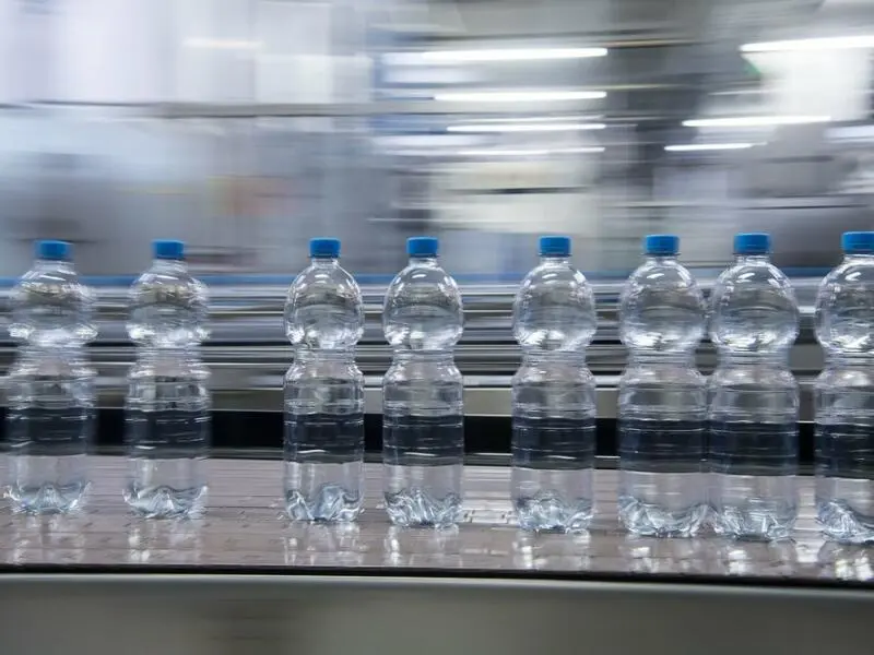 Mineralwasserflaschen in Produktion