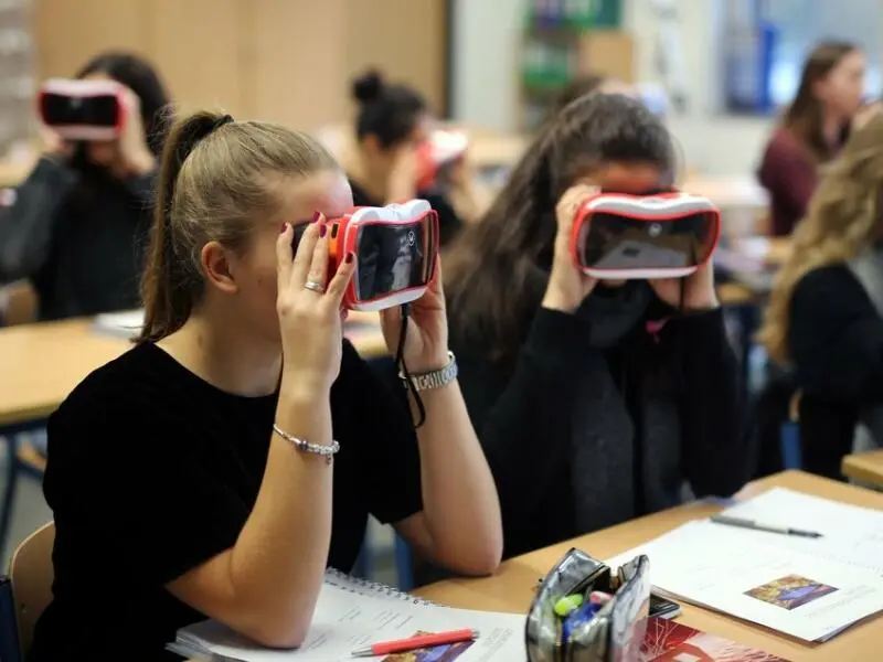 Schüler nutzen VR-Brillen im Unterricht