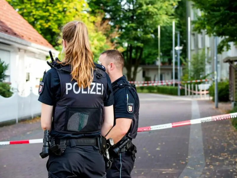 Lehrkraft auf Parkplatz niedergestochen