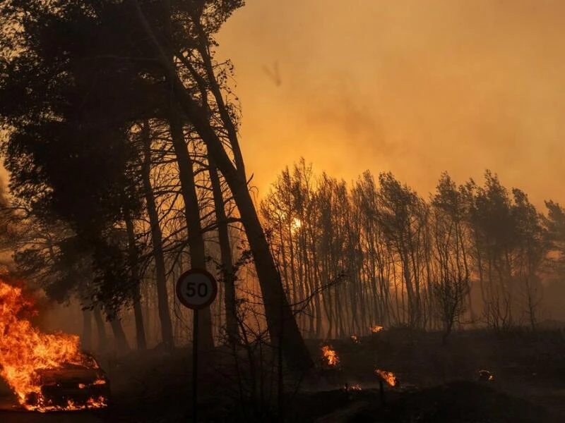 Großbrand nahe Athen