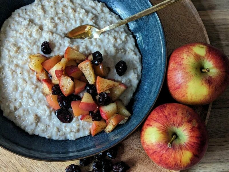 Porridge mit Bratapfel-Topping