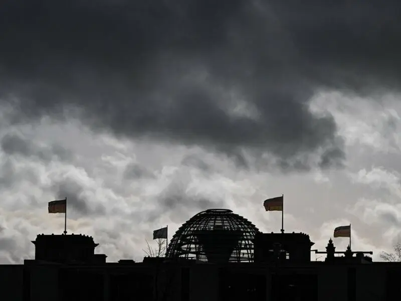 Wolken über dem Reichstagsgebäude