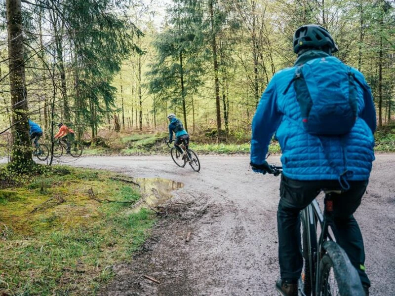 Gravelbiker in einem Wald in Oberbayern