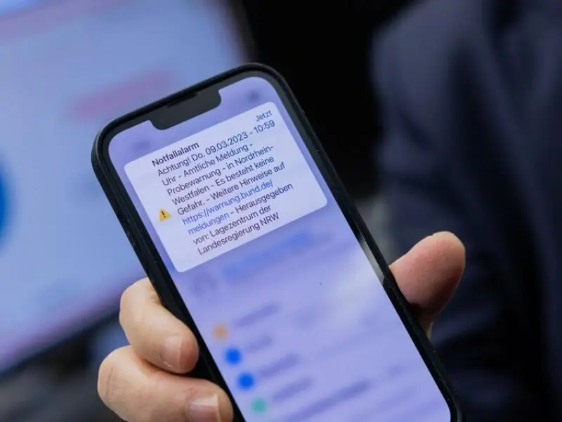 Probealarm auf einem Smartphone an einem Warntag,