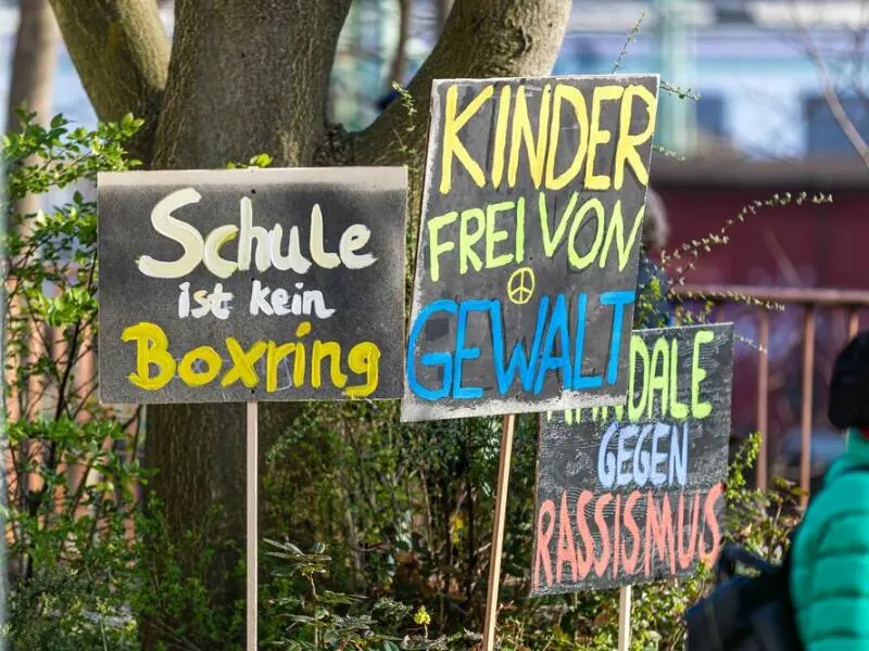 Kundgebung gegen Rassismus in Schulen in Cottbus