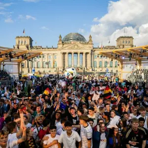 Fanzone vor dem Reichstagsgebäude in Berlin