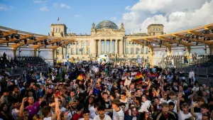Fanzone vor dem Reichstagsgebäude in Berlin