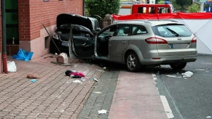 Wagen fährt in Personengruppe in Großwallstadt