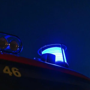 Ein Blaulicht leuchtet auf einem Feuerwehrfahrzeug