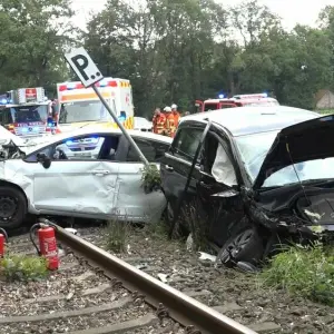 Mehrere Menschen lebensgefährlich verletzt bei Autounfall