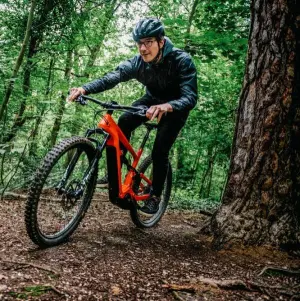 Ein Mann fährt ein E-Mountainbike