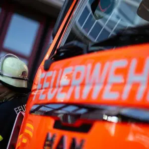 Feuerwehr pumpt Keller in Wuppertal nach Starkregen aus