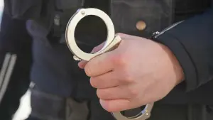 Polizei Handschellen - Symbolbild