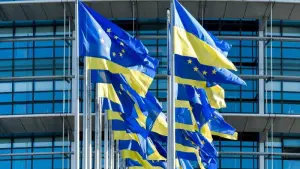 Ukraine- und EU-Flaggen