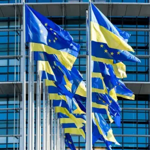 Ukraine- und EU-Flaggen