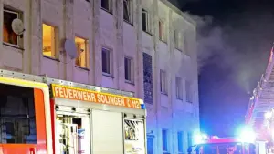 Brand in dreistöckigem Haus - Viele  Menschen verletzt