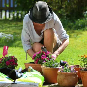 Person bepflanzt im Freien Blumentöpfe