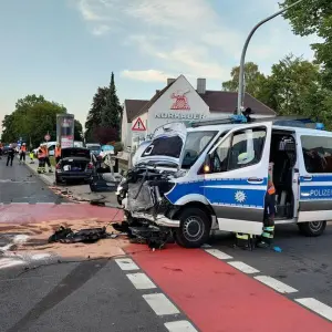 Verletzte bei Zusammenstoß von Polizeiwagen und Auto