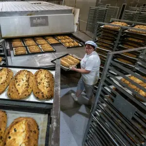 Erste Weihnachtsstollen werden gebacken