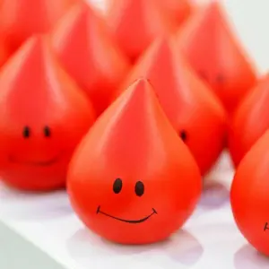 Bluttropfen aus Kunststoff
