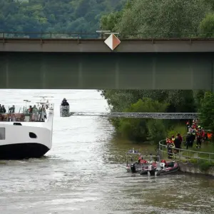 Ein havariertes Schiff auf der Donau bei Bad Abbach