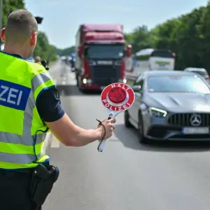 Symbolbild - Grenzkontrolle auf der A12