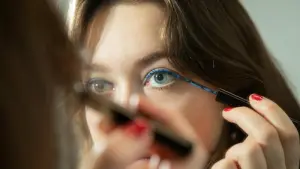 So gelingt das Augen-Make-up mit blauem Lidschatten