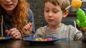 Eine Frau mit einem Kind beim Essen