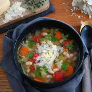 Toskanische Bohnensuppe auf geröstetem Knoblauchbaguette