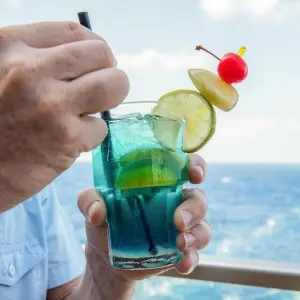 Ein passagier trinkt einen Cocktail auf einem Kreuzfahrtschiff