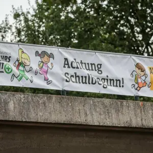 Banner warnen Autofahrer zum Schulbeginn