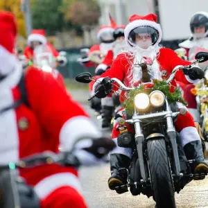 Motorradfahrer als Weihnachtsmänner