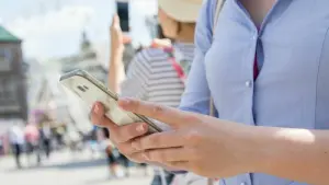 Touristen mit Smartphone