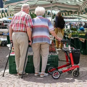 Senioren auf dem Wochenmarkt